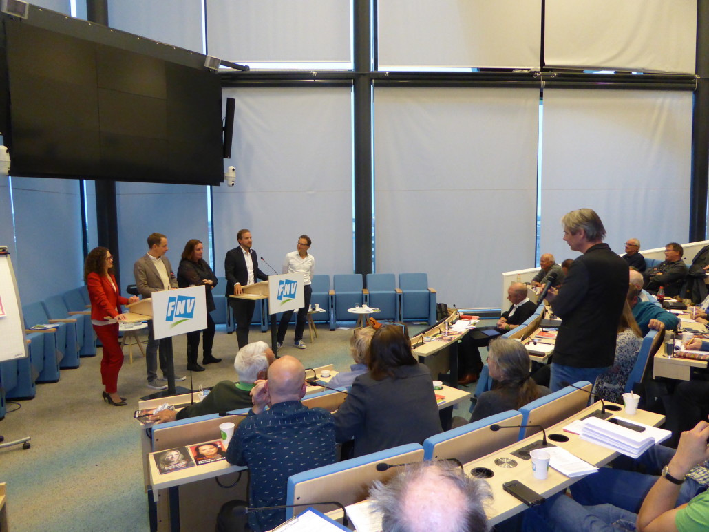 Europarlementariërs in debat met FNV- leden en – bestuurders. In het midden oud-FNV-voorzitter en PvdA Europarlementslid Agnes Jongerius